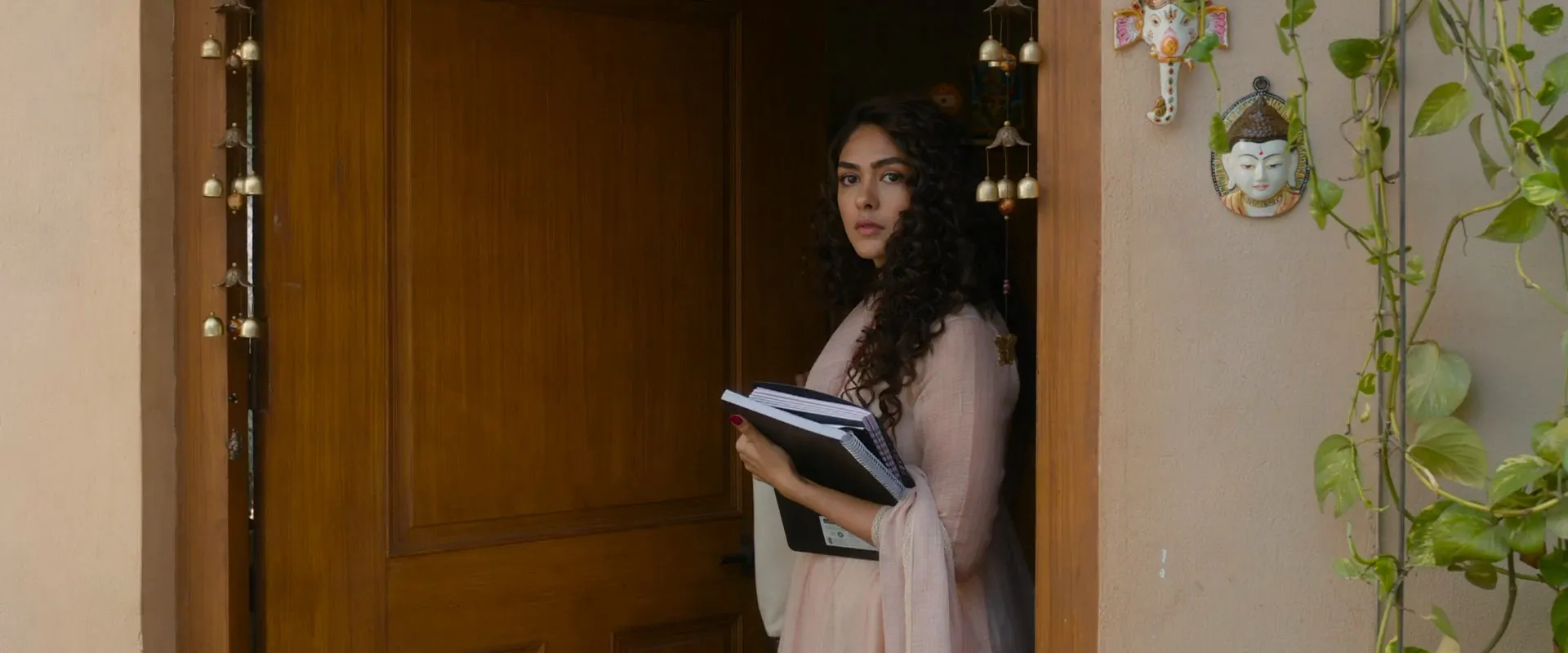 Family Star 2024 [Hindi + Telugu] HDRip 720p – 480p – 1080p